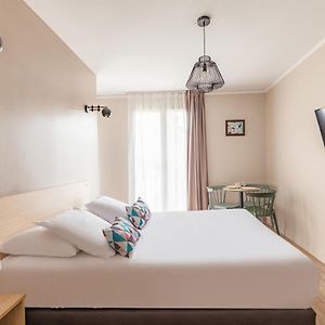 Large Triple Studio 1 Double Bed 1 Single bed